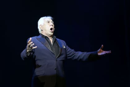 Raúl Lavié cantó "Balada para un loco" en la asunción de Javier Milei