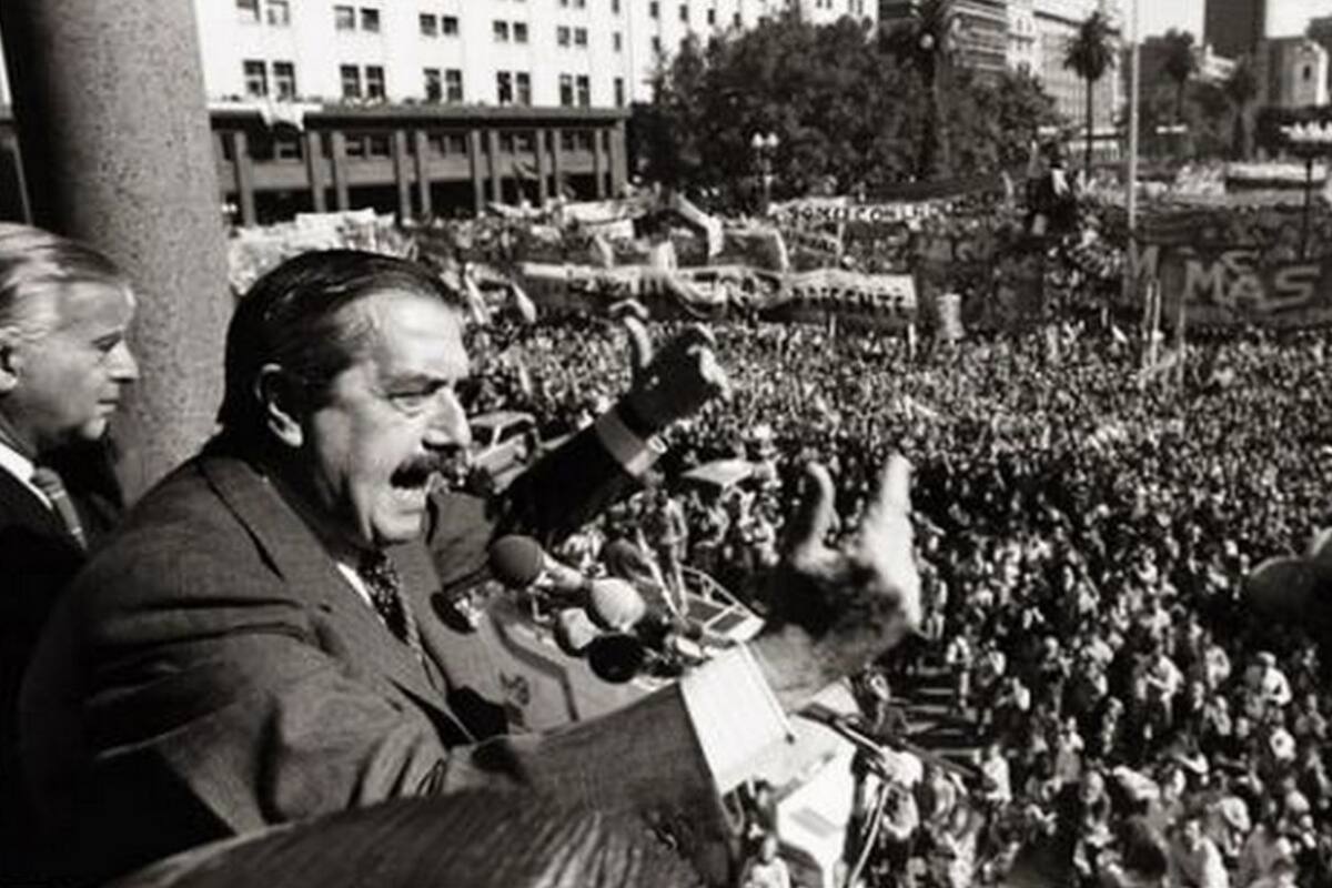 Raúl Alfonsín, al hablar en los balcones de la Casa Rosada, en abril de 1987, ante el levantamiento carapintada