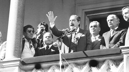 Raúl Alfonsín, en el balcón de la Casa Rosada