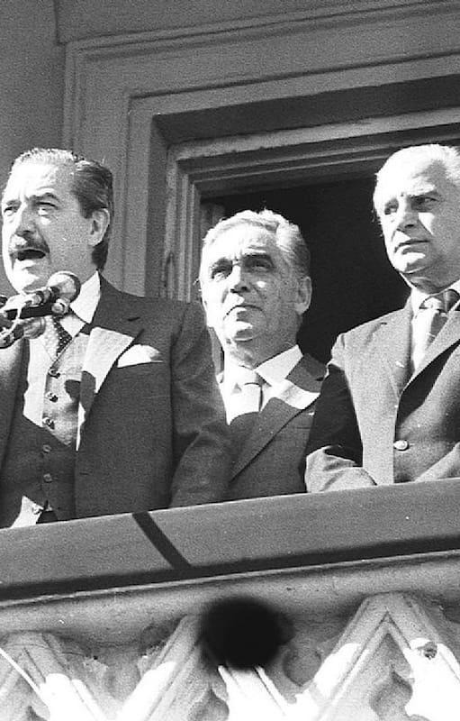 Raúl Alfonsín, en el balcón de la Casa Rosada durante los episodios de Semana Santa de 1987; a su izquierda, Antonio Cafiero y José Luis Manzano