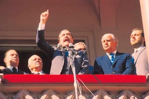 Raúl Alfonsín, en el balcón de la Casa Rosada durante los episodios de Semana Santa de 1987; a su izquierda, Antonio Cafiero y José Luis Manzano