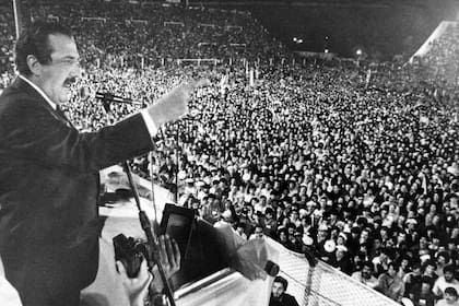 Raul Alfonsín en un discurso de campaña, el 23 de octubre de 1983