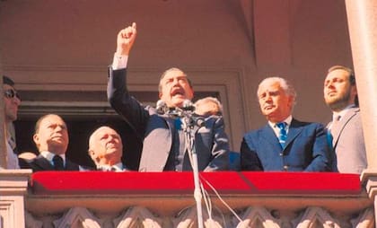 Raúl Alfonsín lanzó el Plan Austral en 1985 y una de sus aristas era el congelamiento de precios y salarios.
