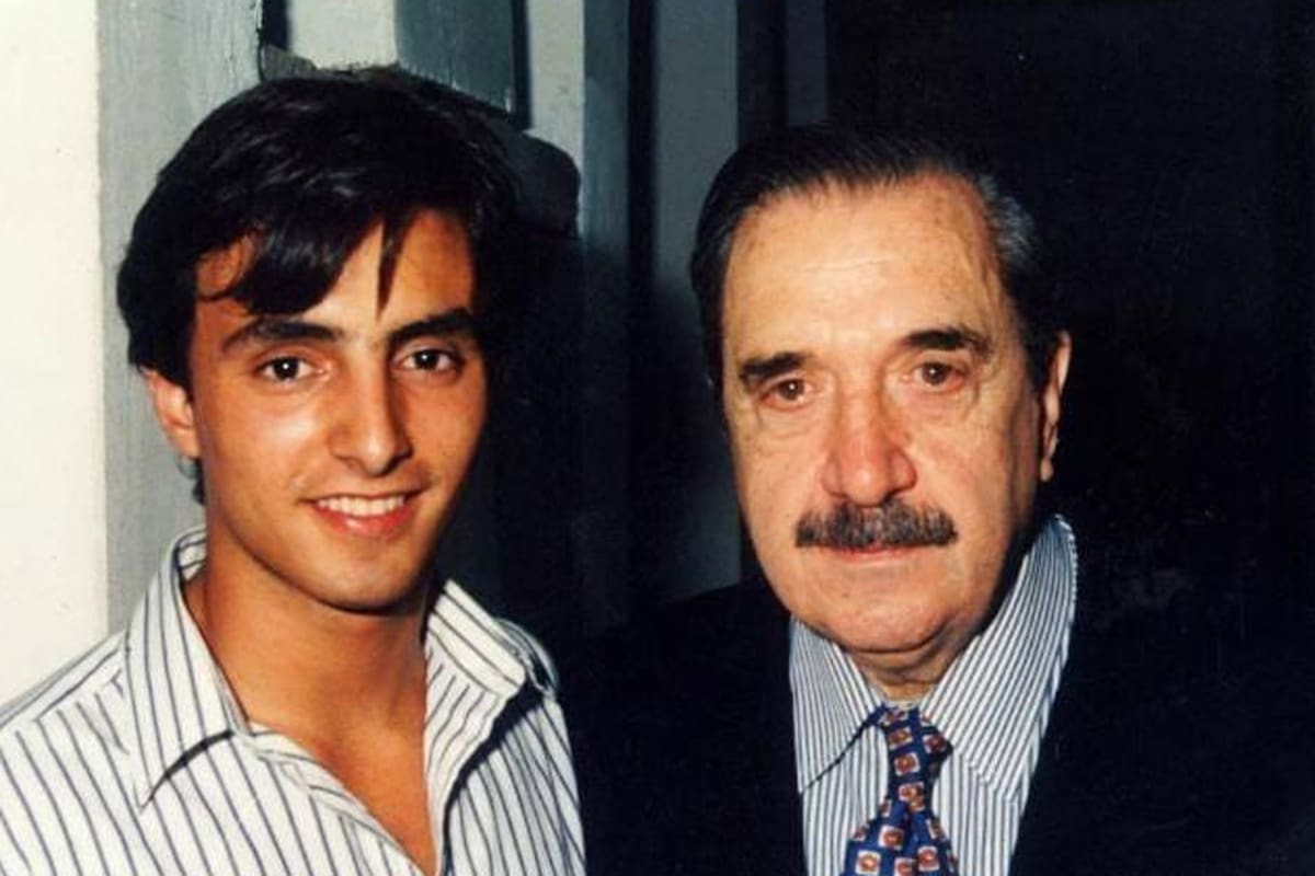 Raúl Alfonsín, presidente del Comité Nacional de la UCR, y Jorge Cuello, presidente de la Juventud Radical, en la previa a un acto callejero organizado por la Juventud Radical de Chascomús en 1995