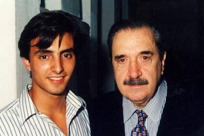 Raúl Alfonsín, presidente del Comité Nacional de la UCR, y Jorge Cuello, presidente de la Juventud Radical, en la previa a un acto callejero organizado por la Juventud Radical de Chascomús en 1995