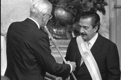 Raúl Alfonsín en su asunción presidencial. Recibe el bastón de Reynaldo Bignone el 10 de diciembre de 1983