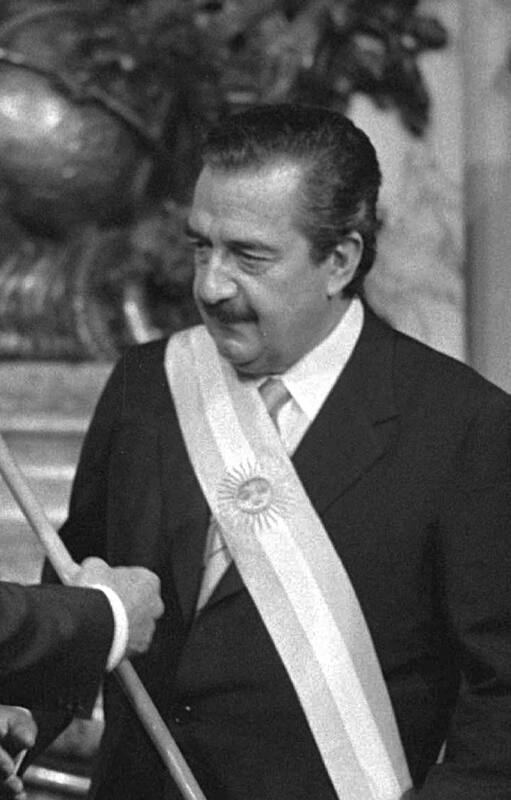 Raúl Alfonsín, en su asunción presidencial, el 10 de diciembre de 1983