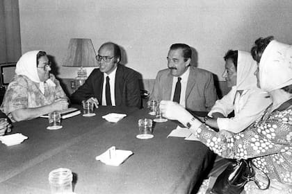 Raúl Alfonsín reunido con las Madres de Plaza de Mayo antes de las elecciones de 1983