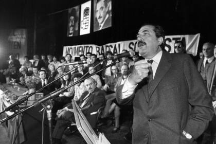 Raúl Alfonsín se caracterizaba por la vehemencia en sus discursos, pero cuando hizo alusión a Saúl Ubaldini -sin mencionarlo- la vehemencia se incrementó poderosamente