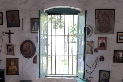 Rául Alfonsín, solía jugar a la pelota de niño en las barrancas de la laguna de Chascomús y, cuando llovía mucho, buscaba refugio, con los demás jugadores, en la Capilla de los Negros
