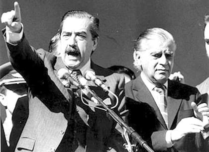 Raúl Alfonsín y Antonio Cafiero, rivales políticos, juntos en el balcón de la Casa Rosada, durante la Semana Santa de 1987, en pleno alzamiento carapintada