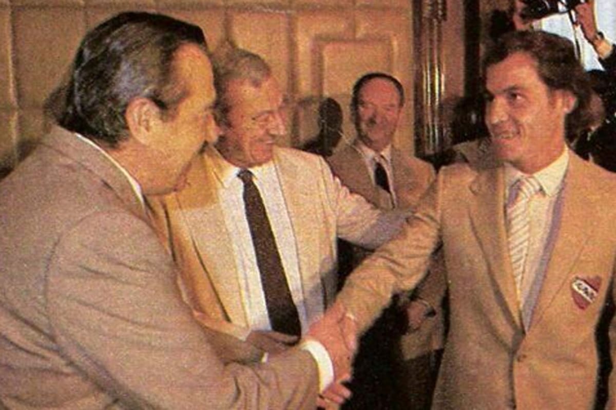 Raúl Alfonsín y el máximo ídolo de la historia de Independiente: el Bocha Bochini