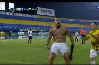 El escandaloso festejo de gol de Raúl Bobadilla en Paraguay