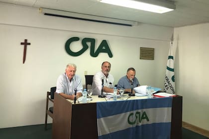 Raúl Boc Ho, protesorero de CRA, Jorge Chemes, presidente, y Pedro Apaolaza, secretario, encabezando la reunión del consejo de la entidad