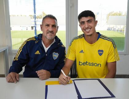 Raúl Cascini e unas de sus apariciones públicas habituales, en una firma de contrato: aquí, con el juvenil Mateo Mendía