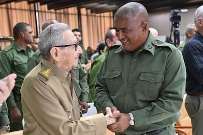 Raúl Castro de pie durante el acto para conmemorar el aniversario de la Seguridad Personal
