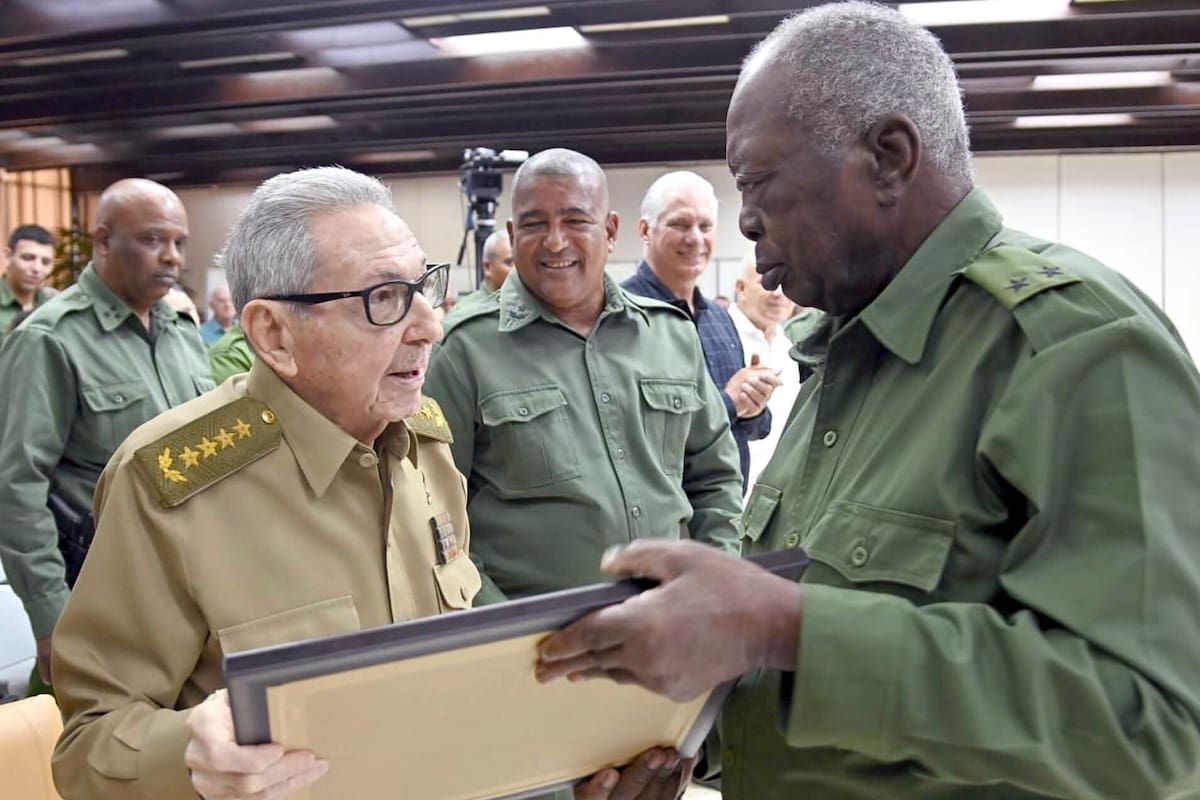 Raúl Castro encabezó el homenaje de 65 años de la Dirección de Seguridad Personal: guardianes de la Revolución