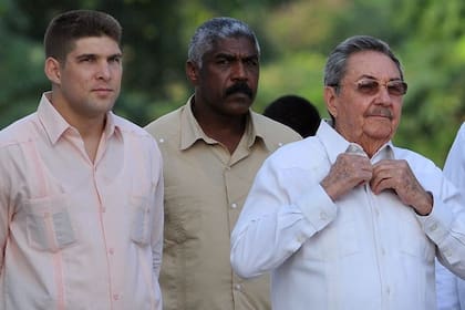 Raúl Castro junto a su nieto