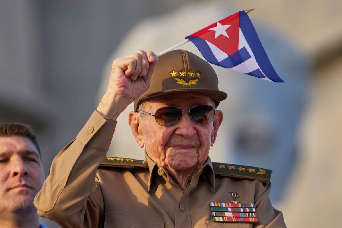 Raúl Castro ondea una bandera cubana durante un desfile en la plaza de la Revolución en La Habana, el 1 de mayo de 2025