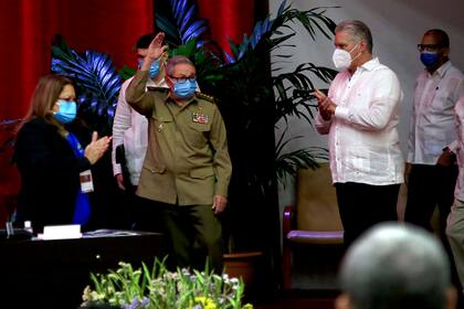 Raúl Castro, primer secretario del Partido Comunista y expresidente de Cuba, saluda a los miembros en la sesión inaugural del VIII Congreso del Partido Comunista de Cuba, mientras el presidente cubano Miguel Díaz-Canel lo aplaude en el Palacio de Convenciones, en La Habana