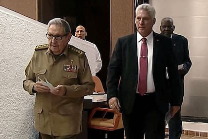 Raúl Castro y Díaz-Canel, ayer, en La Habana