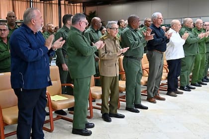 Raúl Castro y Díaz-Canel encabezaron el homenaje aniversario de 65 años de la Dirección de Seguridad Personal: guardianes de la Revolución.