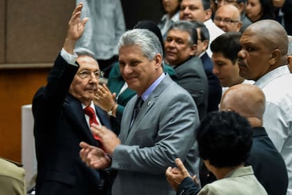 Raúl Castro y los otros miembros de la Asamblea aplauden a Miguel Díaz-Canel