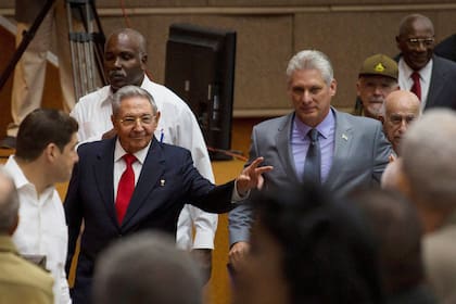 Raúl Castro y Miguel Díaz Canel tras su elección como nuevo presidente de Cuba el 19 de abril