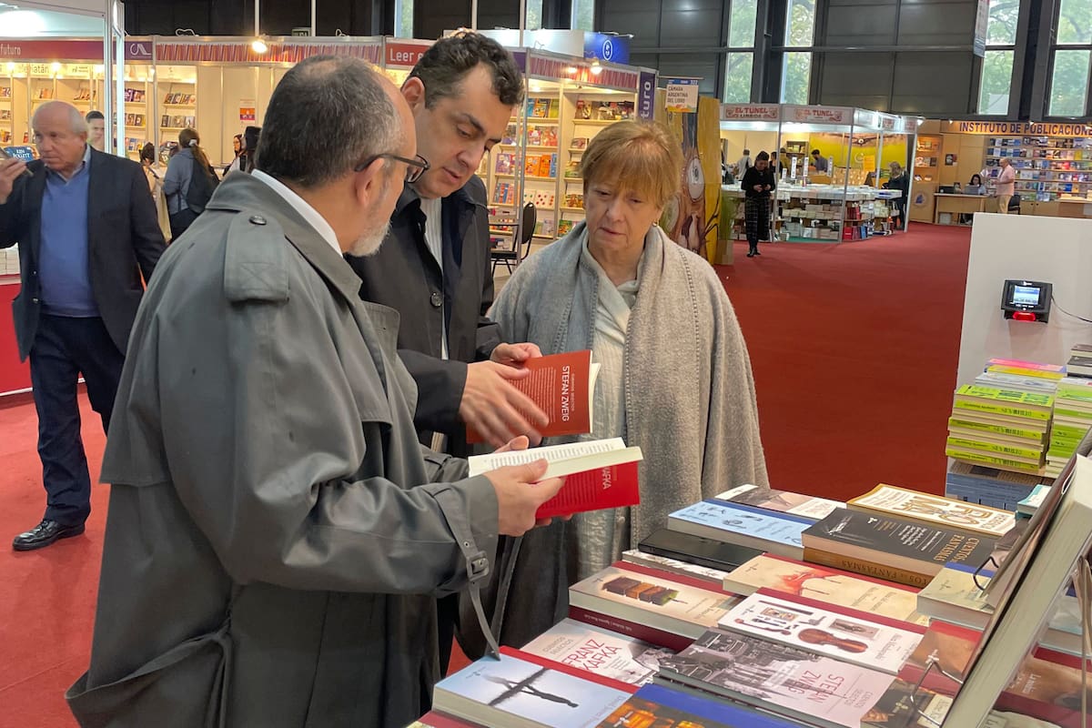 Raúl Escandar, presidente de la Conabip; Leonardo Cifelli, secretario de Cultura de la Nación, y Susana Soto, directora de la Biblioteca Nacional, en la Feria del Libro