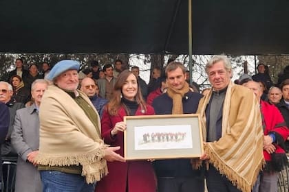 Raúl Etchebehere, vicepresidente segundo de la Sociedad Rural Argentina; la vicepresidenta de la Nación, Victoria Villarruel; el presidente de la Sociedad Rural local, Joaquín Elizalde, y el presidente de la Sociedad Rural Argentina, Nicolás Pino
