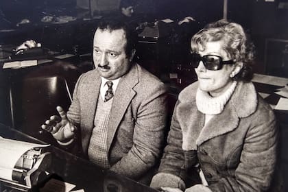 Raúl Giubileo, uno de los hermanos de la médica y su madre, María Lanzetti a pocas semanas después de su desaparición