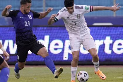 Raúl Jiménez, el delantero que juega en la Premier League, no encuentra el gol en el seleccionado de México.