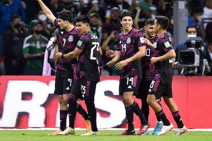 Raúl Jiménez festeja su gol, el segundo de México, que derrotó a El Salvador y terminó segundo en el octagonal final de la Concacaf