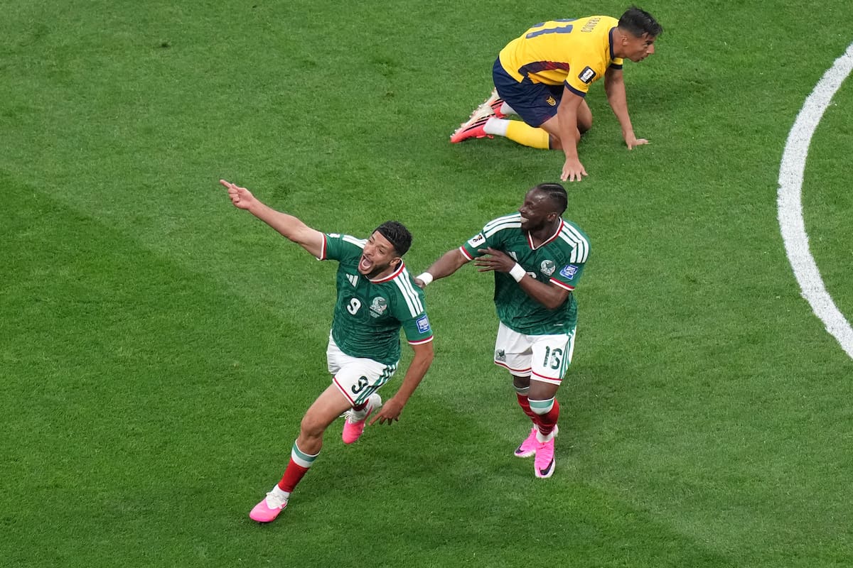 Raúl Jiménez (izquierda), festeja con Julián Quiñones, su compañero de la selección de México, luego de marcar ante Ecuador, el martes 30 de junio de 2026