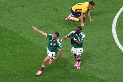 Raúl Jiménez (izquierda), festeja con Julián Quiñones, su compañero de la selección de México, luego de marcar ante Ecuador, el martes 30 de junio de 2026