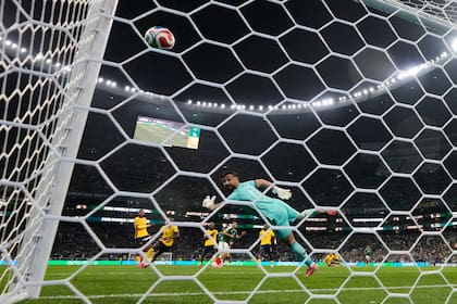 Raúl Jiménez sella el triunfo de México sobre Ecuador; el artillero recuperó la pelota y definió la jugada, tras combinar con Julián Quiñones