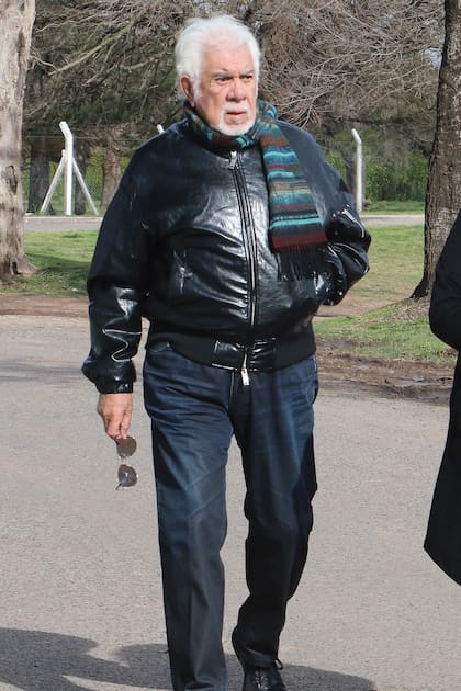 Raúl Lavié –con quien Novarro compartió pantalla en el recordado ciclo "El Club de Clan"– fue uno de los primeros en llegar al cementerio.