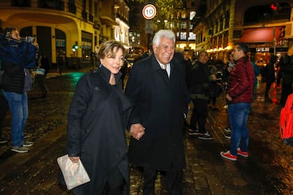Raul Lavié y su pareja llegan al sepelio de Cacho Castaña