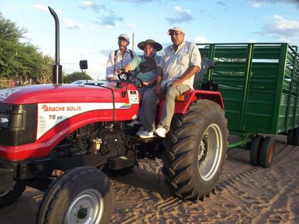 Raúl Marinconz (primero de la derecha), junto a Alfredo Riera, presidente de la Asociación de Pequeños Productores del Chaco Salteño, y a Alejandro Paz, presidente de la Asociación Unidos del Bermejo, en el tractor adquirido con fondos del Programa para el Desarrollo Rural Incluyente