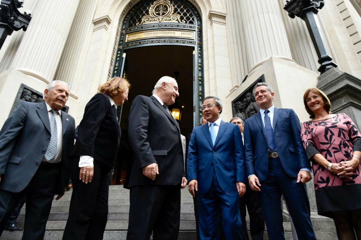 Raúl Meroi, presidente a cargo de la BCR, la intendenta de Rosario Mónica Fein, el gobernador Miguel Lifschitz, el viceprimer ministro de China Hu Chunhua, el secretario de Agroindustria Luis Miguel Etchevehere y la ministra de Producción e Santa Fe Alicia Ciciliani