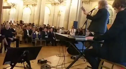 Raúl Porchetto cantó "Reina Madre" durante un homenaje a Roger Waters