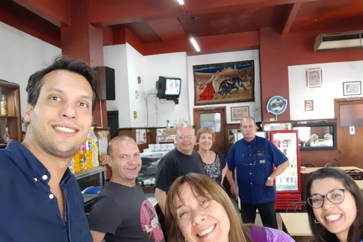 Raúl Raña, rodeado de gente querida en el bar