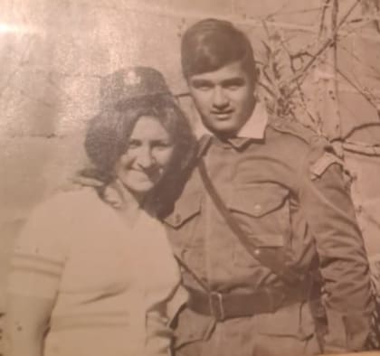 Raúl Remberto Cuello junto a su novia, el cabo tenía 19 años cuando murió en el atentado de Montoneros