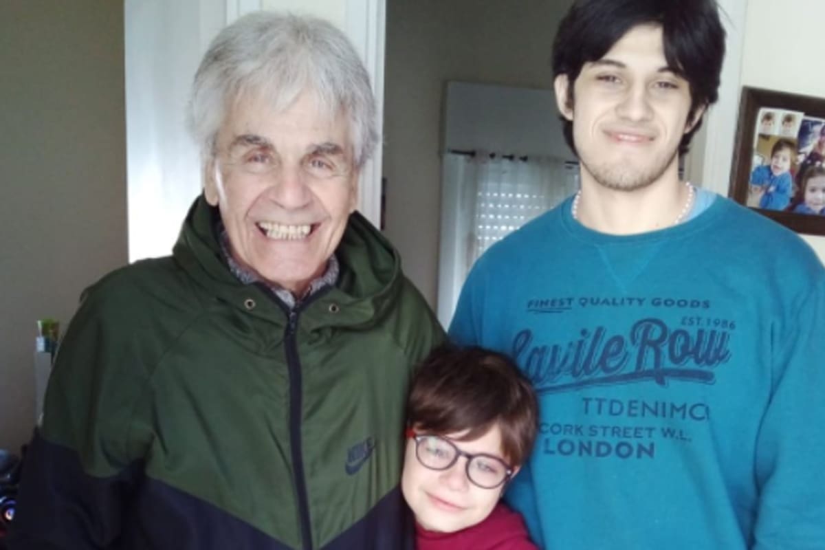 Raúl Rizzo junto a sus hijos, después de pasar varios días internado por Covid-19