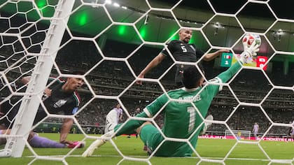 Raúl "Tala" Rangel, arquero de México, realiza una atajada durante el partido del Mundial ante Corea del Sur, el jueves 18 de junio de 2026 en Guadalajara (AP Foto/Fernando Llano)