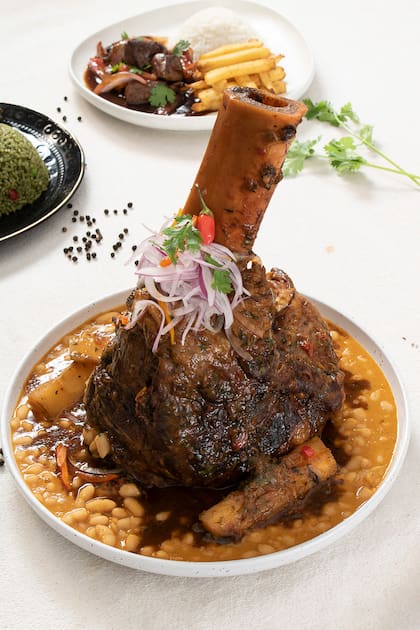 Raul Zorrilla cocina con cilantro en los platos y guisos de alta cocción