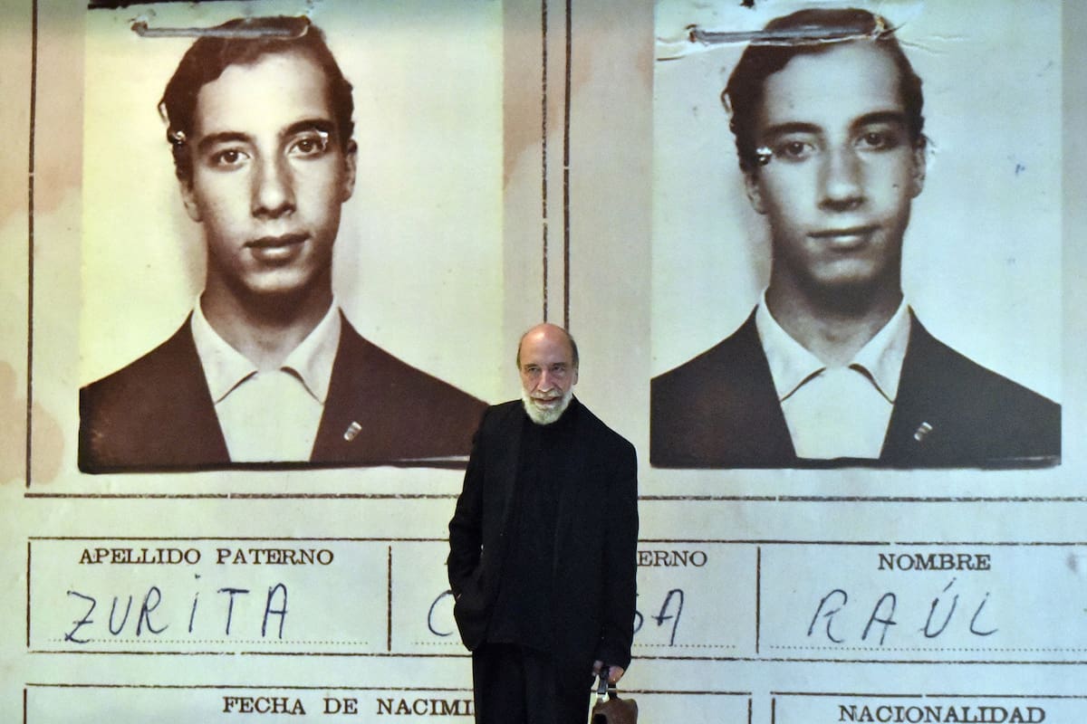 Raúl Zurita nació en Santiago de Chile en 1950. Antes de desarrollar su carrera literaria, estudió ingeniería civil en la Universidad Técnica Federico Santa María de Valparaíso. Obtuvo el Premio Nacional de Poesía en 2000 y el Reina Sofía este año. Escribió Purgatorio y Canto de los ríos que se aman