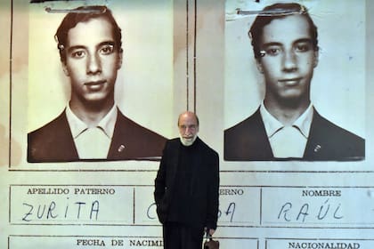 Raúl Zurita nació en Santiago de Chile en 1950. Antes de desarrollar su carrera literaria, estudió ingeniería civil en la Universidad Técnica Federico Santa María de Valparaíso. Obtuvo el Premio Nacional de Poesía en 2000 y el Reina Sofía este año. Escribió Purgatorio y Canto de los ríos que se aman