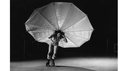 Rauschenberg realizando su pieza Pelícano (1963), retratado por Peter Moore