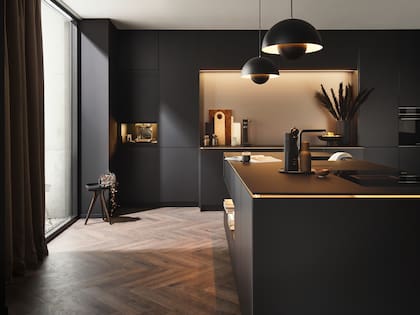 Rauvisio Noir Compact brinda una estructura sólida, monolítica y resistente al agua que preserva la misma estética ultramate en todo el espesor del material.